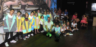 NIÑOS Y MAYORES DISFRUTARON CON LA PUESTA EN ESCENA DE LA OBRA TEATRAL CONTAMÍNAME