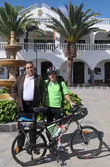 ANDRÉS STINGA RECIBIÓ AL JOVEN TINERFEÑO JOSÉ VIDAL QUE RECORRE CANARIAS EN BICICLETA