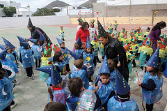 LOS NIÑOS/AS Y PROFESORADO DEL CEIP EL QUINTERO LLENARON DE COLOR LAS CALLES DE SAN BARTOLOME