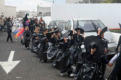 LOS NIÑOS/AS Y PROFESORADO DEL CEIP EL QUINTERO LLENARON DE COLOR LAS CALLES DE SAN BARTOLOME