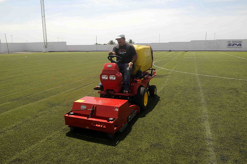 MANTENIMIENTO DEL CÉSPED ARTIFICIAL DEL CAMPO DE FÚTBOL DE SAN BARTOLOMÉ